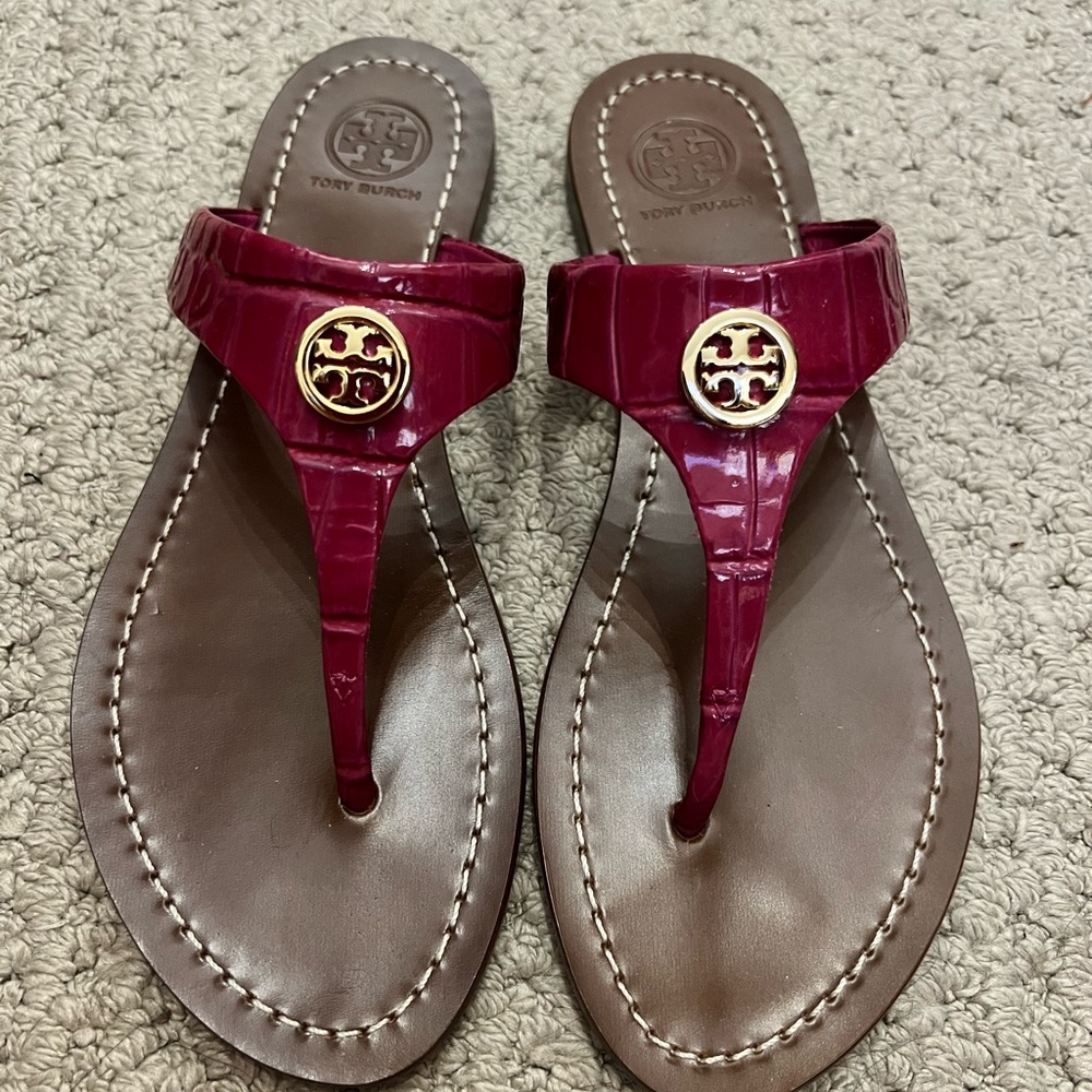 Tory Burch Patent Leather Thong Sandals in Party Fuschia with Gold Logo